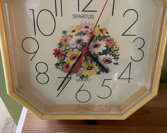 Horloge de cuisine octogonale à fleurs jaunes vintage des années 1980