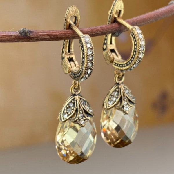 Boucles d'Oreilles en Œil de Chat en Forme de Goutte Rayonnante Ornées de Pierres de Zircon