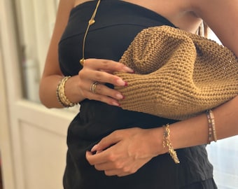 Bolso de mano de rafia de crochet hecho a mano