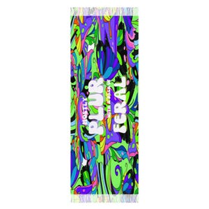 Puede incluir: Una toalla de playa rectangular con un diseño psicodélico vibrante. La toalla presenta un patrón arremolinado de formas verdes, moradas, azules y amarillas. Las palabras "Mostly PLUR with a dash of FERAL" están impresas verticalmente en blanco. La toalla tiene bordes con flecos.