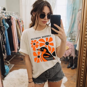 Baltimore Baseball Elfenbein Retro Blumen T-Shirt | Baseball T-Shirt im Vintage-Stil