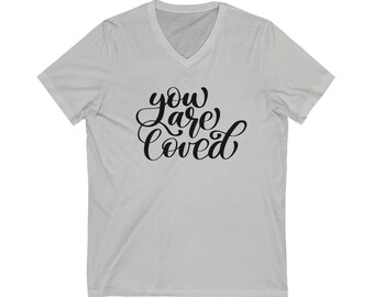 Camiseta con cuello en V «Te queremos», regalo inspirador