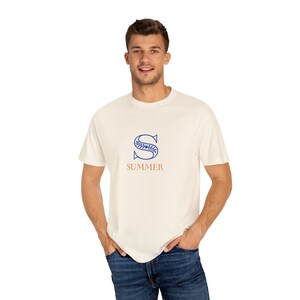 Camiseta de verano con inicial, unisex, teñida en prenda, colores cómodos, ideal para actividades al aire libre, clima cálido, elegante y sencilla. imagen 4