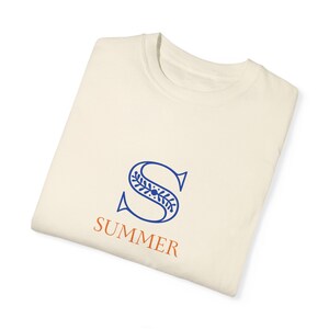 Camiseta de verano con inicial, unisex, teñida en prenda, colores cómodos, ideal para actividades al aire libre, clima cálido, elegante y sencilla. imagen 3