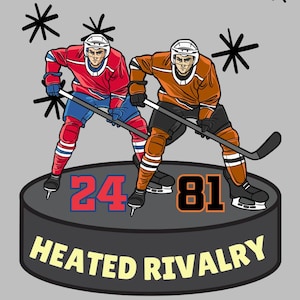 Könnte beinhalten: Eine Grafik zum Thema Hockey mit den Namen HOLLANDER und ROZANOV in fetter Schrift. Ein fallender Puck ist über zwei Hockeyspielern auf einem Puck zentriert, auf dem "HEATED RIVALRY" mit den Zahlen 24 und 81 steht.