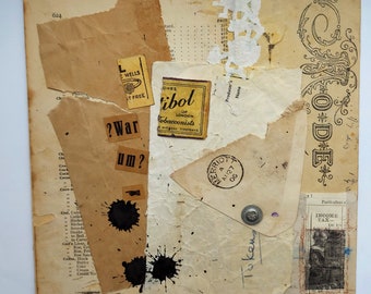 Puede incluir: Un collage de recortes de papel vintage, que incluye una etiqueta de tabaco, un sello y un trozo de papel con el texto "?War um?" en letras negras. El collage está sobre un fondo beige con salpicaduras de tinta negra.