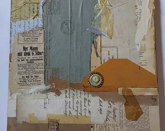 Puede incluir: Un collage de recortes de papel vintage y efímeros, que incluye un sobre azul con un sello, un sobre amarillo con un botón y un recorte de periódico con el texto "¡El hombre con el sexto sentido!" en alemán.