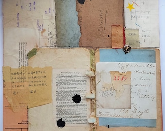 Puede incluir: Un collage de recortes de papel y efímeros, que incluye una página de un libro con texto sobre la creación del mundo, una nota manuscrita con el texto "Sum Grite!" y una nota manuscrita con el texto "Meg acknowledges Ae Banken 2387 1/5 being a account by a letterg", un trozo de papel con el texto "England" y un trozo de papel con el texto "STOKE TRENT P Z IX", un trozo de papel con una estrella y un trozo de papel con una cuadrícula y el texto "NOT 8+24 112 35- 8666", y un trozo de papel con una mancha de tinta negra.