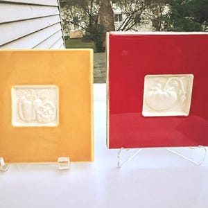 Vintage Vegetable Tile Trivets, Art Pottery Tiles, Tomato Trivet, Pepper Trivet, Cork Backing, Set of 2 Trivets, 1980s Kitchen, Farmhouse