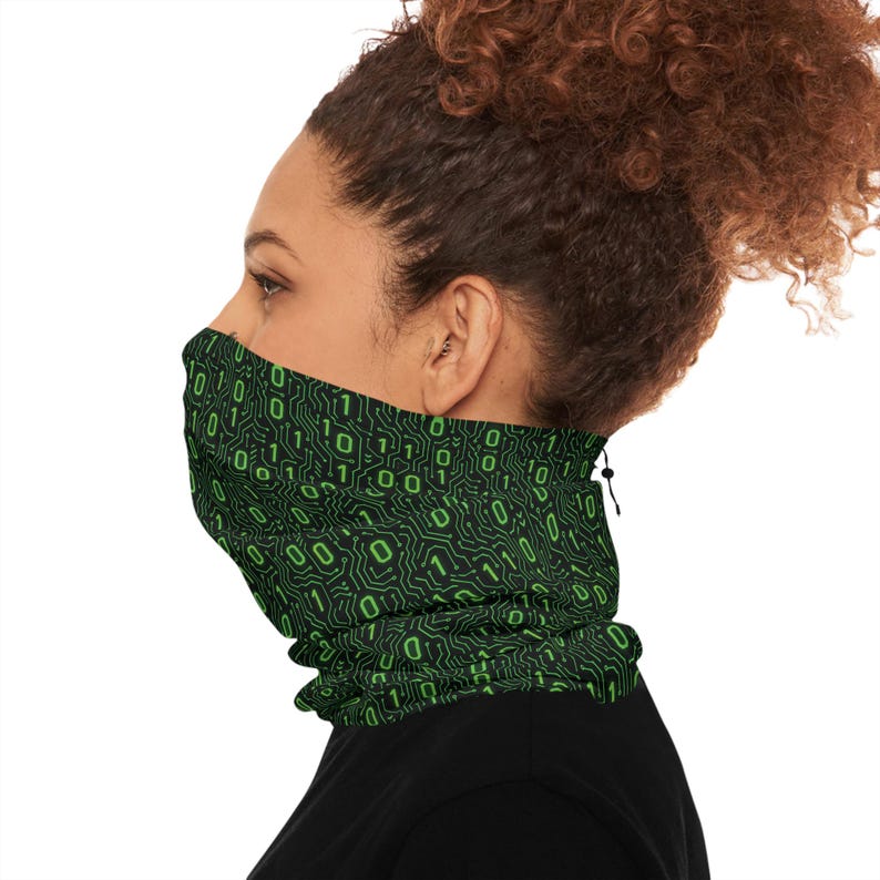 Binary Code Pattern Winter Neck Gaiter | Green 0s and 1s Tech Print Bild 7
