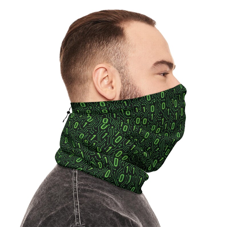 Binary Code Pattern Winter Neck Gaiter | Green 0s and 1s Tech Print Bild 10
