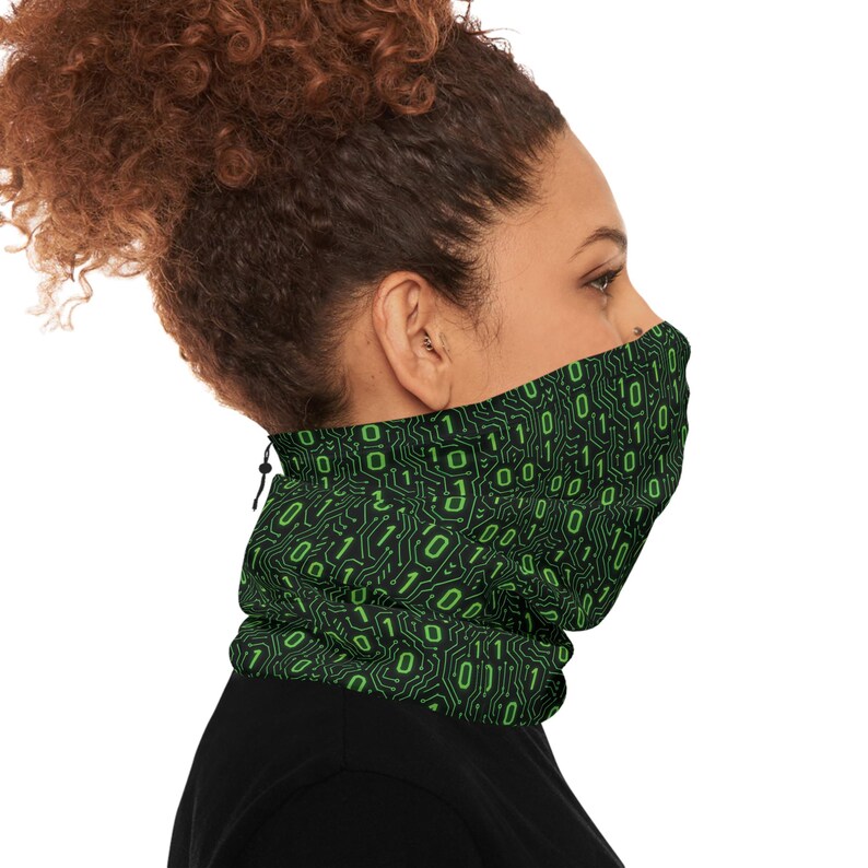 Binary Code Pattern Winter Neck Gaiter | Green 0s and 1s Tech Print Bild 6