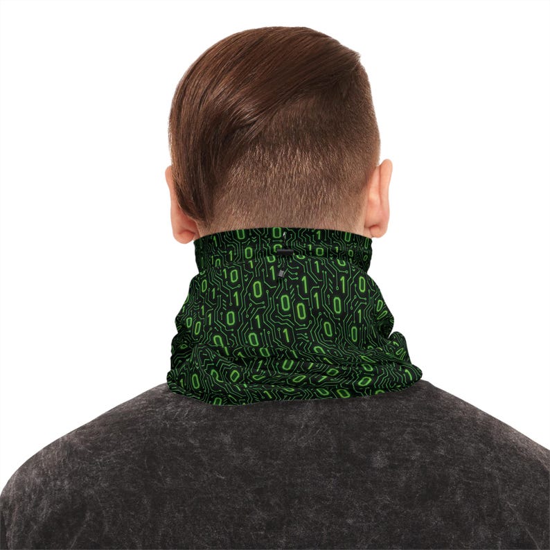 Binary Code Pattern Winter Neck Gaiter | Green 0s and 1s Tech Print Bild 9