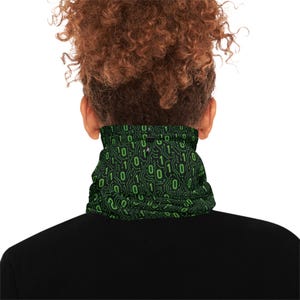 Binary Code Pattern Winter Neck Gaiter | Green 0s and 1s Tech Print Bild 5