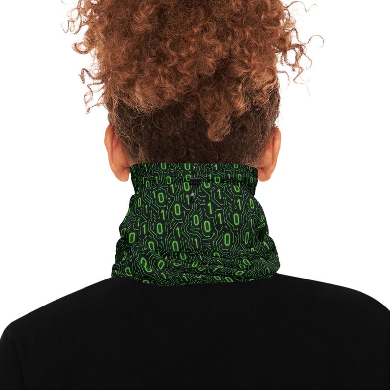 Binary Code Pattern Winter Neck Gaiter | Green 0s and 1s Tech Print Bild 5