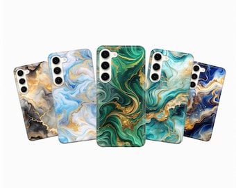 Può includere: Cinque custodie per telefoni con un design marmorizzato in vari colori. Le custodie presentano motivi a vortice di oro, blu, verde e bianco. Ogni custodia ha un ritaglio per la fotocamera e posizionamenti dei pulsanti.