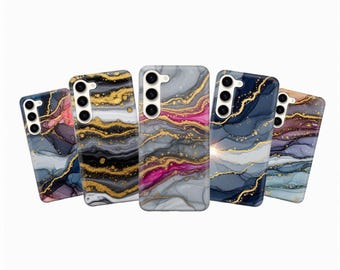 Può includere: Cinque custodie per telefoni con un design marmorizzato. Le custodie presentano una varietà di colori, tra cui nero, oro, rosa, blu e grigio. Ogni custodia ha un motivo unico con venature dorate.