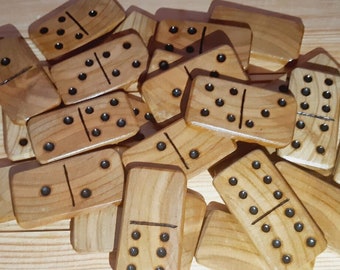Handgefertigte Dominosteine aus Kirschbaumholz