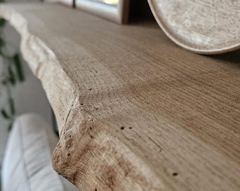 Vägghylla i ek med naturlig kant – svävande trähylla – massiv ek – hylla med naturlig kant – minimalistisk – handgjord