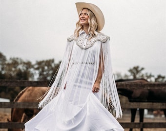 Boléro de mariage à franges et strass : accessoire de célibataire occidental