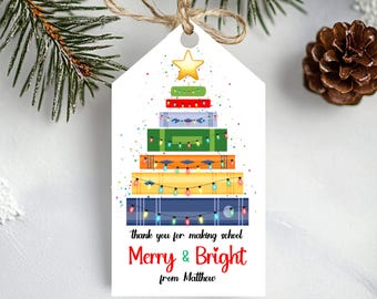 Etiqueta de regalo para maestros de Navidad, Árbol de libros alegre y brillante (Plantilla de Canva)