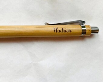 Bolígrafo de bambú personalizado.