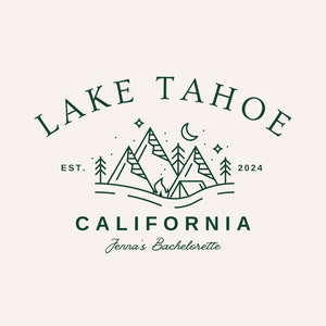 Op de afbeelding: Een groene lijnillustratie van bergen, een tent, een kampvuur en een halve maan met sterren. De tekst "LAKE TAHOE" staat in een halve cirkel boven de bergen. De tekst "EST. 2024" staat onder de bergen. De tekst "CALIFORNIA" staat onder de tekst "EST. 2024". De tekst "Jenna's Bachelorette" staat onder de tekst "CALIFORNIA".