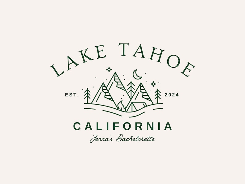 Op de afbeelding: Een groene lijnillustratie van bergen, een tent, een kampvuur en een halve maan met sterren. De tekst "LAKE TAHOE" staat in een halve cirkel boven de bergen. De tekst "EST. 2024" staat onder de bergen. De tekst "CALIFORNIA" staat onder de tekst "EST. 2024". De tekst "Jenna's Bachelorette" staat onder de tekst "CALIFORNIA".