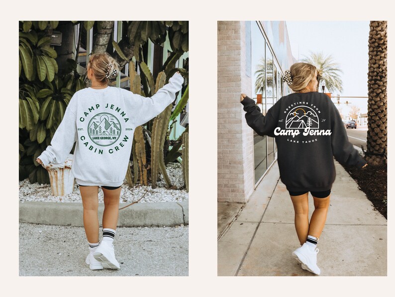 Op de afbeelding: Twee vrouwen dragen zwarte shorts en witte sneakers en dragen sweatshirts met een kampthema. De trui aan de linkerkant is wit met groene tekst en een groen bergontwerp. De trui aan de rechterkant is zwart met witte tekst en een wit bergontwerp. De tekst op de linker trui zegt "Camp Jenna Cabin Crew" en de tekst op de rechter trui zegt "Greetings from Camp Jenna Lake Tahoe".