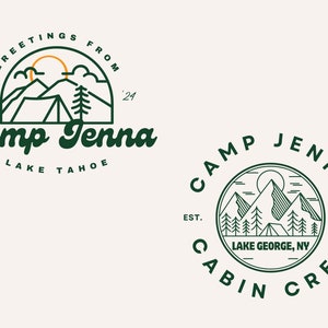 Op de afbeelding: Groen en wit logo-ontwerp voor Camp Jenna, een zomerkamp aan Lake Tahoe. Het logo toont een bergketen, een tent, een dennenboom en een zon. De tekst "Greetings from" en "est. '24" zijn ook in het logo opgenomen. Een tweede logo toont een cirkelvormig ontwerp met de tekst "Camp Jenna Cabin Crew" en een bergketen, een tent, een dennenboom en een zon. De tekst "Est." en "2024" zijn ook in het logo opgenomen.