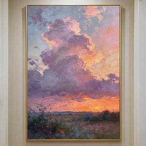 Op de afbeelding: Een rechthoekig olieverfschilderij in een dunne gouden lijst met een zonsonderganglandschap. De lucht is gevuld met grote, getextureerde wolken in paarse, roze en oranje tinten. Daaronder een donker veld met kleine rode bloemen en struiken.