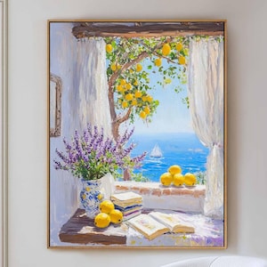 以下が含まれることがあります： 額縁に入った絵画。青い海とヨットを望む窓のある日当たりの良いシーンを描いています。紫色の花とレモンの花瓶が本のあるテーブルの上にあります。絵画は金色のフレームです。