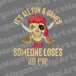 Peut inclure: Graphique sur le thème des pirates sur fond gris. Le design présente un crâne portant un bandana rouge et un cache-œil, des épées croisées et le texte "It's all fun & games until someone loses an eye."
