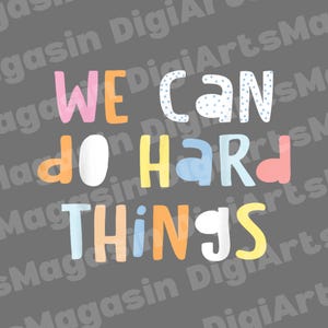 Peut inclure: Sur un fond gris, l'inscription "WE CAN do HARD THINGS" est affichée dans des lettres colorées et ludiques. Le texte est en rose, orange, blanc, jaune, bleu et pêche, créant un message joyeux et encourageant.