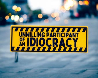 Unfreiwilliger Teilhaber einer Idiokratie Sticker