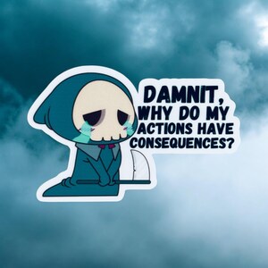 Puede incluir: Una pegatina con un personaje de dibujos animados de la Parca en color teal, con el texto "DAMNIT, WHY DO MY ACTIONS HAVE CONSEQUENCES?". El personaje está llorando, con una cara de calavera blanca y una capucha y capa teal.
