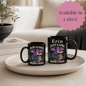 Może przedstawiać: Dwa czarne ceramiczne kubki z motywem smoka i książek. Kubki mają napis "JUST A GIRL" i "WHO LOVES DRAGONS AND BOOKS". Jeden kubek jest spersonalizowany imieniem "Erin". Dostępne w dwóch rozmiarach.