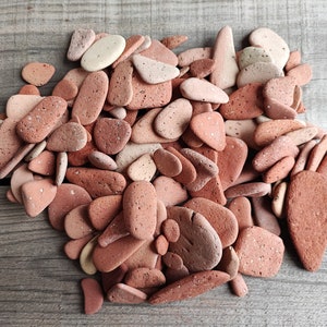 Pode incluir: Um conjunto de três canecas de cerâmica com acabamento fosco e salpicado. Cada caneca apresenta uma cor diferente: azul claro, creme e cinza. As canecas têm um design simples e moderno com formato arredondado e uma alça confortável.