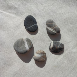 5stk Natürlicher Wunschstein, Mittelmeer gestreifter Stein. Kleiner Talisman, Amulett Geschenk. Schmuckherstellung, Stranddekoration, Kieselsteinkunst. 2-3cm