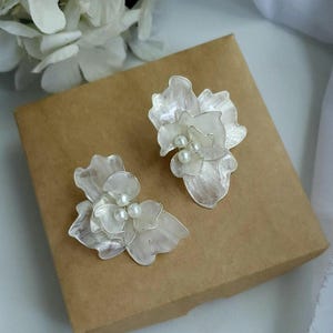 Flower Earrings Wedding Earrings Stud Earrings Mother of Pearl Earrings Petal Earrings Flower Pearl Earrings Pearl Petal Earrings for Brides