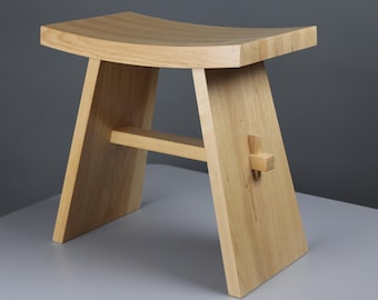 Sgabello in legno massello di ontano in stile giapponese – Design minimalista e senza tempo - Sgabello in ontano - Sgabello giapponese - Sgabello in legno