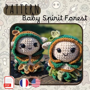 Könnte beinhalten: Häkelanleitung für eine Baby Spirit Forest Amigurumi-Puppe. Die Anleitung ist im PDF-Format verfügbar und enthält Anweisungen in Englisch und Französisch. Die Puppe trägt ein grünes und braunes Kapuzenoutfit mit Blattakzenten.