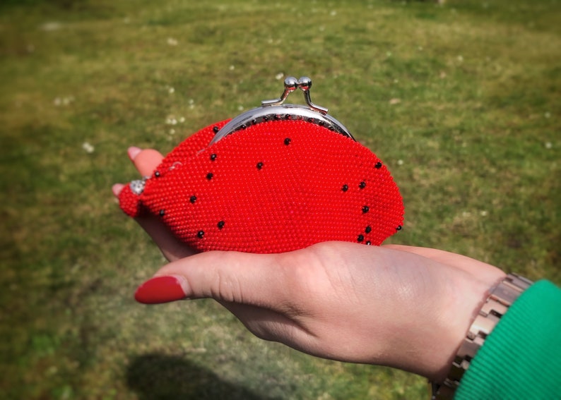 Red crochet beaded coin purse. Earbud holder. Seed bead purse. Jewelry case. Mini purse. Chapstick case. Best women's gift. Christmas gift imagem 10