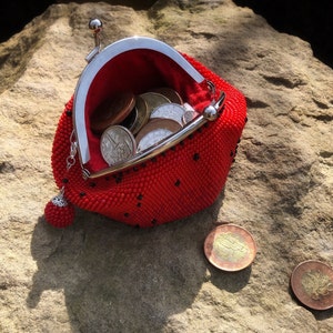 Red crochet beaded coin purse. Earbud holder. Seed bead purse. Jewelry case. Mini purse. Chapstick case. Best women's gift. Christmas gift imagem 2