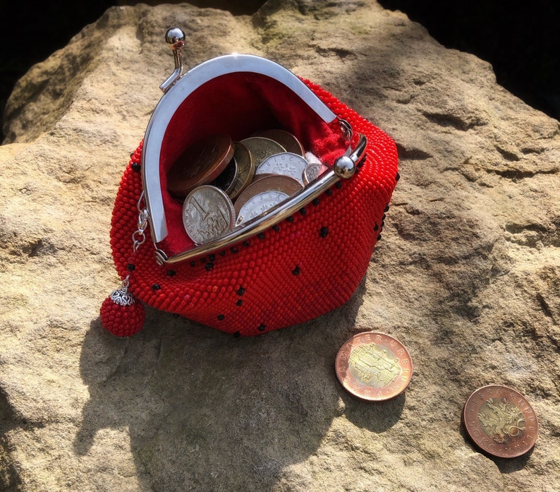 Red crochet beaded coin purse. Earbud holder. Seed bead purse. Jewelry case. Mini purse. Chapstick case. Best women's gift. Christmas gift imagem 2