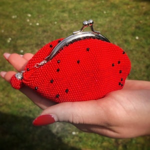 Red crochet beaded coin purse. Earbud holder. Seed bead purse. Jewelry case. Mini purse. Chapstick case. Best women's gift. Christmas gift imagem 4