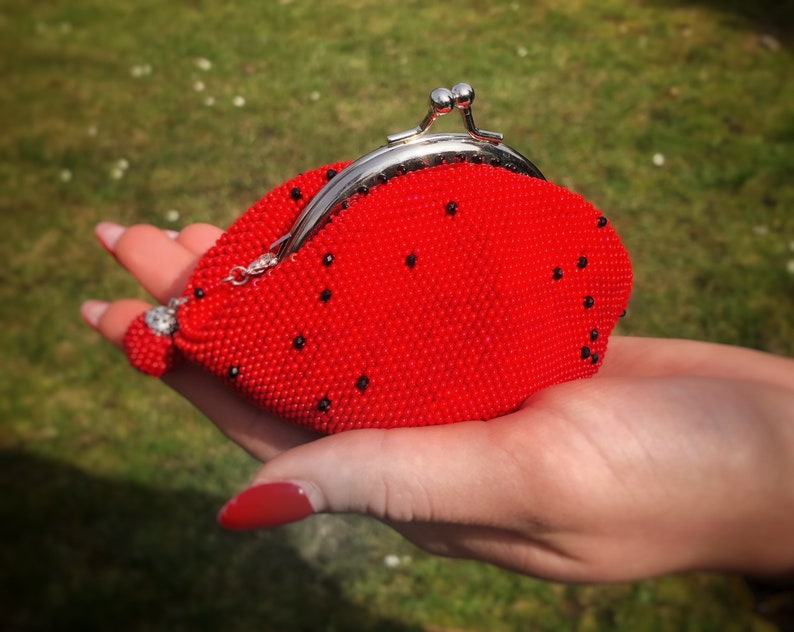 Red crochet beaded coin purse. Earbud holder. Seed bead purse. Jewelry case. Mini purse. Chapstick case. Best women's gift. Christmas gift imagem 4