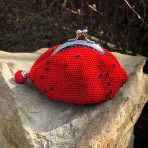 Red crochet beaded coin purse. Earbud holder. Seed bead purse. Jewelry case. Mini purse. Chapstick case. Best women's gift. Christmas gift imagem 6