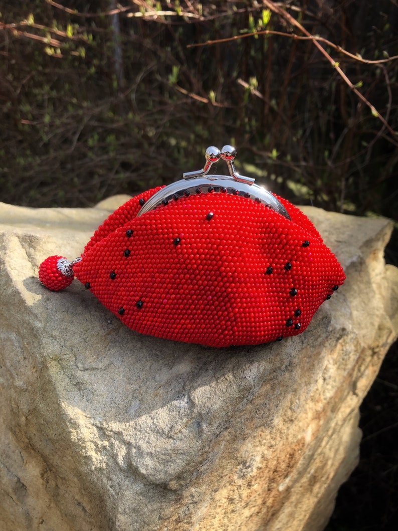 Red crochet beaded coin purse. Earbud holder. Seed bead purse. Jewelry case. Mini purse. Chapstick case. Best women's gift. Christmas gift imagem 6