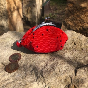 Red crochet beaded coin purse. Earbud holder. Seed bead purse. Jewelry case. Mini purse. Chapstick case. Best women's gift. Christmas gift imagem 9